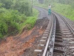 Terganggunya Perjalanan Kereta gegara Longsor di Manonjaya Tasik