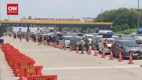 VIDEO: 'Nyerah' Terjebak Macet Semarang, Pemudik Turun dari Mobil
