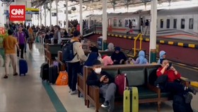 VIDEO: Puncak Arus Mudik, Pemudik Padati di Stasiun Tugu Yogyakarta