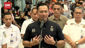 VIDEO: Blusukan ke Stasiun Pasar Senen, AHY Ngaku Kawal Arus Mudik