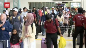 VIDEO: 49 Ribu Penumpang Mudik dari Stasiun Senen dan Gambir Hari Ini
