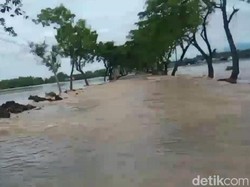 Hujan Intensitas Tinggi, Khofifah Ingatkan Pemudik Hati-hati di Area Wisata