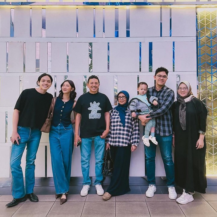<p>Namun, ternyata ulang tahun Vidi hanya beda satu hari dengan adik kandung Sheila yang bernama Muhammad Faishal Tanjung. Perempuan 32 tahun ini pun memberikan ucapan ulang tahun untuk sang adik di Instagram. (Foto: Instagram@sheiladaisha)</p>