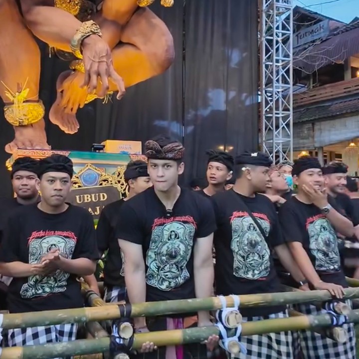 <p>Aktor Antonio Blanco Jr turut meramaikan Hari Raya Nyepi 2025 di Bali. Ia terlihat ikut serta dalam arak-arakan ogoh-ogoh di Ubud. Antonio yang baru saja berulang tahun ke-26 pada tanggal 28 Maret kemarin itu terlihat semangat mengangkat arak-arakan ogoh-ogoh di Ubud bersama para rekannya. Ia juga mengenakan kaus hitam dan aksesori khas Bali. Foto: Instagram@antonioblancojr</p>