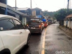 Antrean Pemudik Mengular di Jembatan Cidadap Sukabumi yang Amblas