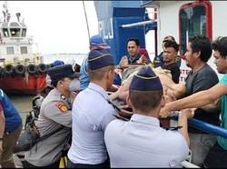 Awak Kapal Pingsan, Tim Pos PAM Polres Gresik Bertindak Cepat