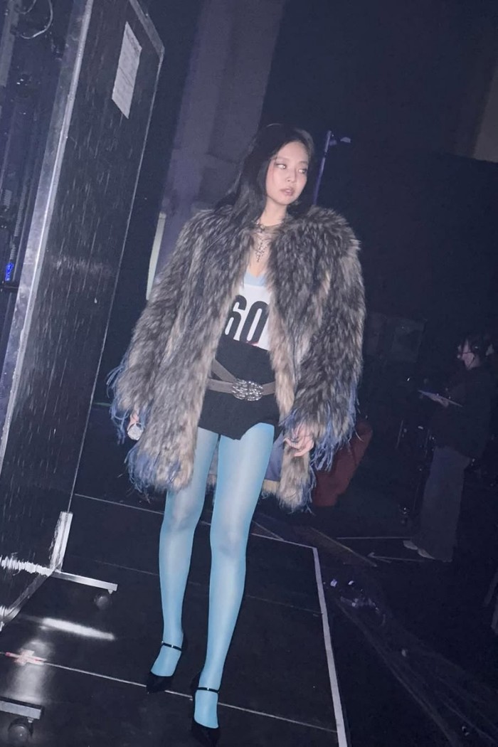 Dalam penampilannya di Los Angeles, Jennie memadukan tights berwarna sky blue dengan mantel bulu. Outfit-nya yang unik membuat aura kuat Jennie semakin terpancar./ Foto: instagram.com/jennierubyjane