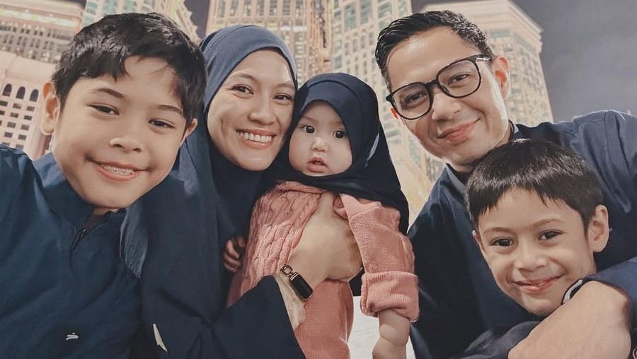 Dude Harlino dan Alyssa Soebandono Rayakan Lebaran Pertama dengan 3 Anak Dude Harlino dan Alyssa Soebandono Rayakan Lebaran Pertama dengan 3 Anak