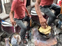 5 Penjual Makanan Kaki Lima Paling Absurd, Jualan Dikerubuti Lebah hingga Tikus