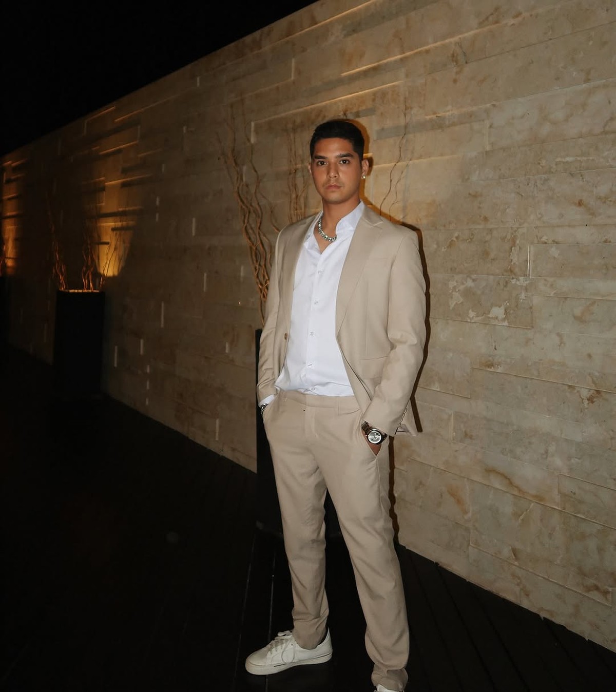 Heboh Al Ghazali Santai Main HP Saat Asisten Pasangkan Kaus Kaki dan Sepatu