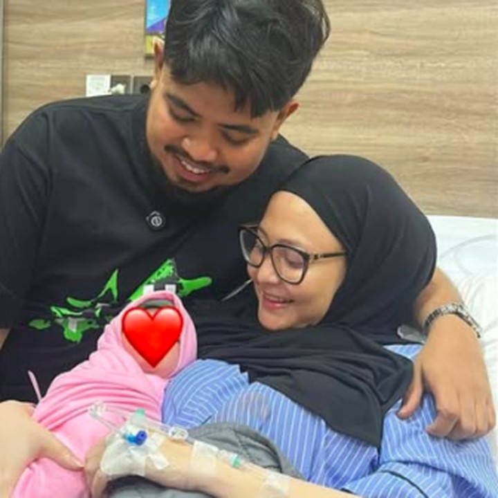 <p>Komika Rigen Rakelna & Indah Ningtyas tengah berbahagia menyambut kelahiran anak ketiga mereka. Keduanya mengunggah potret saat memeluk Si Kecil yang wajahnya masih ditutupi di Instagram. Diketahui anak ketiga Rigen ini berjenis kelamin perempuan dan diberi nama Navarin Thufaila Rakelna yang lahir pada 25 Maret 2025. Foto: Instagram@indahningtys</p>