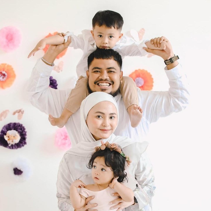 <p>Kehadiran anak ketiga ini tentunya melengkapi kebahagiaan rumah tangga Rigen dan Indah yang telah dikaruniai dua anak yang menggemaskan yakni bernama M. Gharvi Aldevaro Rakelna dan Essilie Nimpuna Rakelna. Semoga keluarga Indah dan Rigen selalu diberkan kebahagiaan ya Bunda. Foto: Instagram@indahningtys</p>