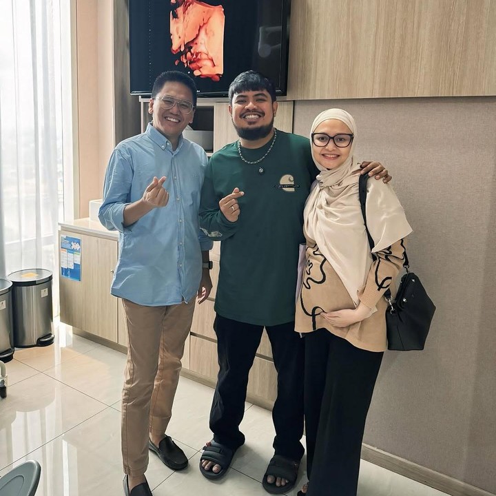 <p>Tak hanya itu, Rigen juga terlihat menemani sang istri saat cek kandungan ke dokter. Rigen mengatakan berusaha menjadi suami siaga untuk istrinya. Terlebih sang istri mengalami hiperemesis gravidarum. Ia pun sudah mempersiapkan waktu kosong mendekati proses persalinan. Wah <em>so sweet</em> banget ya Bunda.Foto: Instagram@indahningtys</p>