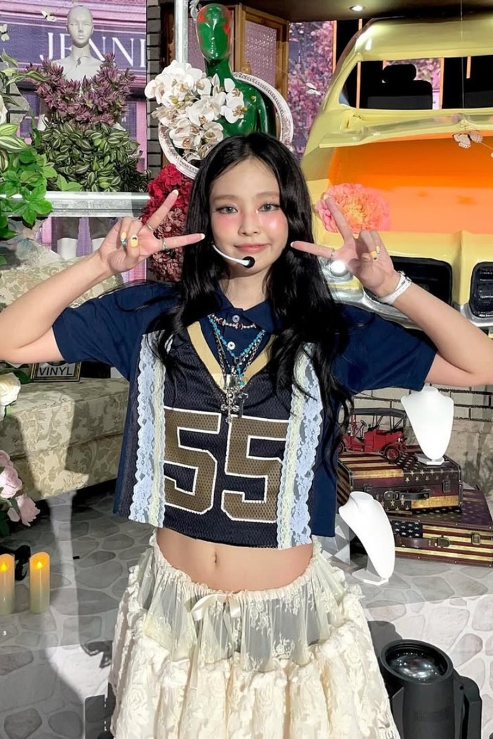 Jennie tampil stunning dengan perpaduan atasan jersey yang sporty dan lace skirt yang feminin saat tampil di MBC Show! Music Core./ Foto: instagram.com/jennierubyjane