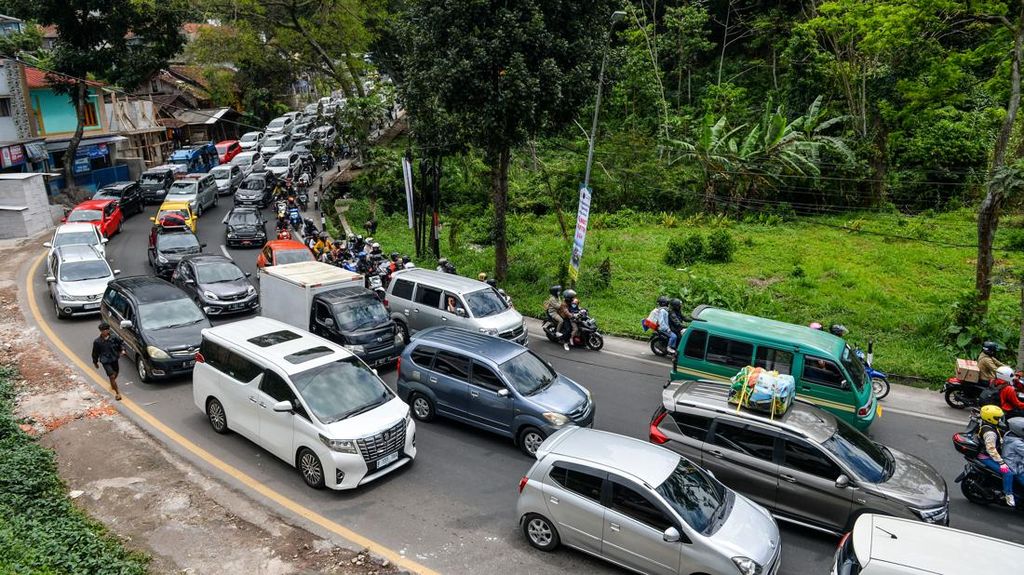 Polda Jabar Terapkan One Way Sepenggal Urai Kemacetan Mudik di Nagreg