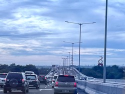 Puncak Arus Mudik: Lalin Tol Cikampek dan MBZ Padat H-2 Lebaran