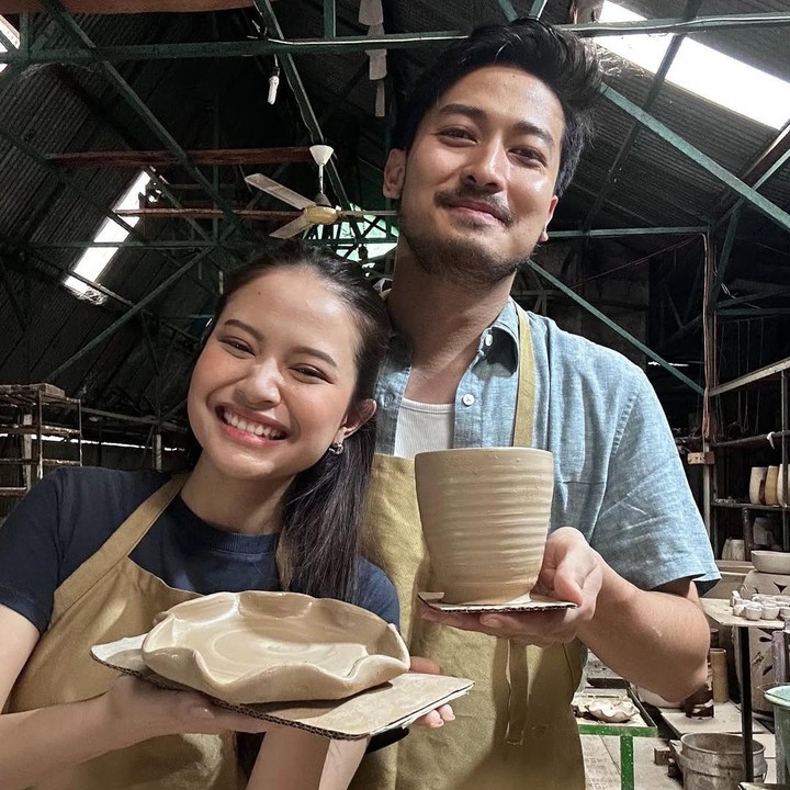 <p><em>Postingan</em> itu pun menuai perhatian rekan artis dan netizen yang turut memberikan doa dan semangat untuk pasangan ini. “Abang..Jehaa turut berduka cita yaa semoga diberi kekuatan dan Jeha cepat sembuh aamiin,” tulis akun <em>@sandradl****.</em> “Peluk Kaliannn,” tulis Ify Alyssa. (Foto: Instagram@hanggini)</p>