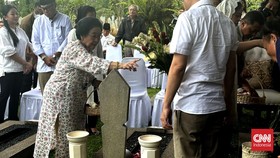 Megawati Ziarah ke Makam Taufiq Kiemas Jelang Lebaran