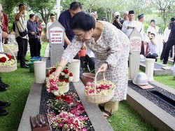 Megawati, Puan hingga Prananda Nyekar ke Makam Taufiq Kiemas dan Fatmawati
