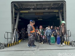 Senangnya Ratusan Orang Ikut Mudik Gratis dengan KRI Banjarmasin-592
