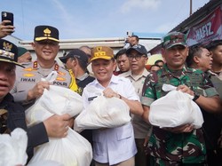 Kunker ke Sampit, Gubernur Kalteng Pantau Arus Mudik & Harga Bapok