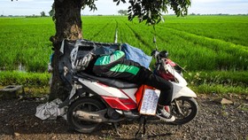 FOTO: Para Pemudik Melepas Lelah di Jalur Legendaris Pantura