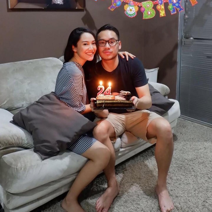 <p>Bahkan, setelah menikah, mereka juga sempat tinggal di apartemen pinjaman orang tua Rama. “Aku sangat beruntung istriku mau diajak tinggal di apartemen kecil yang dipinjamkan orang tua seadanya sampai jadi omongan beberapa temannya.” (Foto: Instagram@merdioctav)</p>