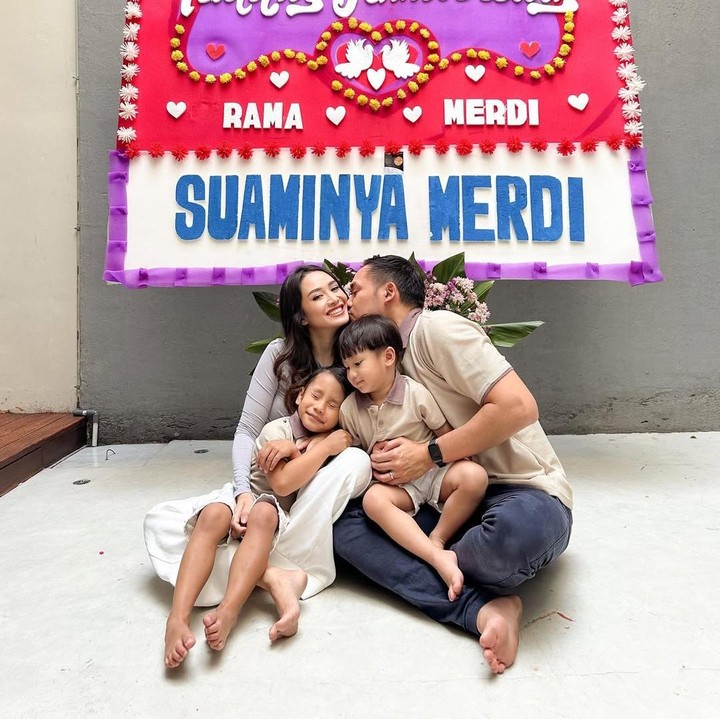 <p>Memiliki istri seperti Merdi, membuat Rama tak berhenti menyebutnya sebagai sebuah keberuntungan. “Kadang aku suka berpikir apakah aku mendapatkan Merdi sebagai anugerah karena penderitaan dan kesabaran ibuku di masa lalu. Dan masih bayak keberuntunganku yang lainnya karena ada Merdi dalam hidupku,” ungkapnya. (Foto: Instagram@merdioctav)</p>