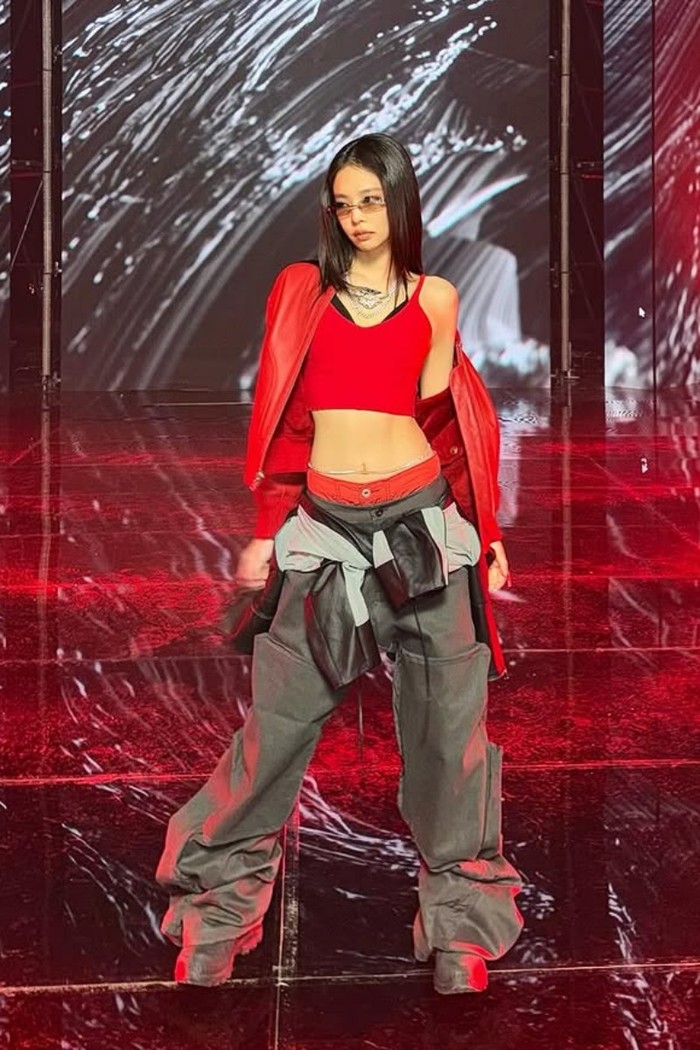 Saat membawakan lagu 'Like JENNIE' yang powerful, member BLACKPINK itu mengenakan baggy jeans yang dipadukan dengan tank top dan leather jacket merah./ Foto: instagram.com/jennierubyjane
