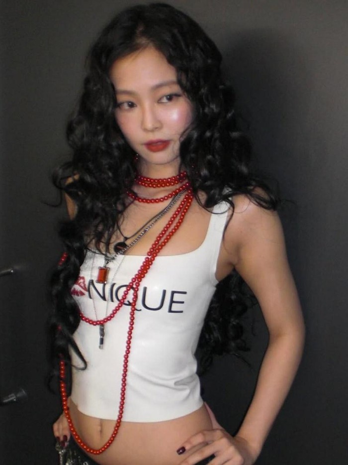 Saat tampil membawakan lagu 'Mantra' di Jimmy Kimmel Live, Jennie tampil bold dengan hot pants dan tank top putih. Yang unik, Jennie menghiasi celananya dengan sendok dan garpu./ Foto: instagram.com/jennierubyjane