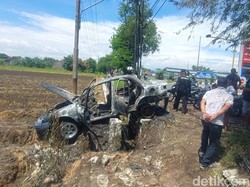 Sedan Ludes Terbakar Usai Isi BBM di Gemuh Kendal