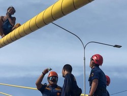 Pria di Pekanbaru Nekat Panjat Jembatan Siak IV, Curhat Soal Ini ke Damkar