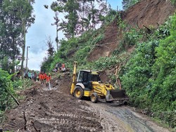 Tebing di Desa Tempur Jepara Longsor, Akses Jalan Tertutup