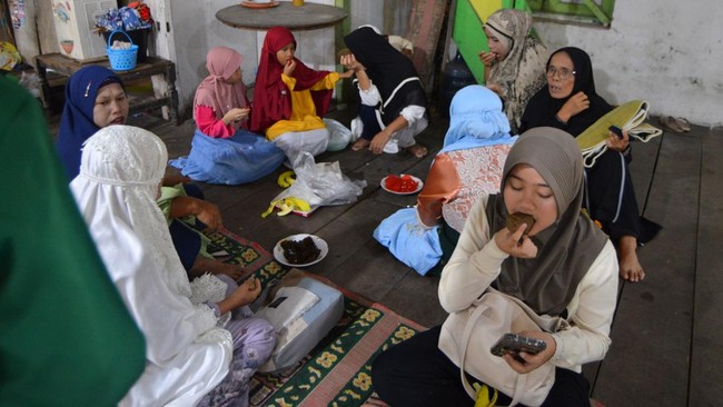 FOTO: Jemaah Naqsabandiyah Rayakan Lebaran 2025 Hari Ini