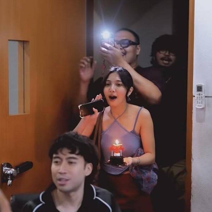 <p>Pada <em>postingan</em> itu, terlihat Vidi tengah kumpul bersama rekan-rekan musisi lainnya di sebuah studio musik. Sheila pun hadir membawa kue ulang tahun yang sudah dilengkapi dengan lilin untuk sang suami. “29 Maret 2025, pukul 00.30,” tulis Vidi, dikutip dari laman <em>Instagram@vidialdiano</em>,Sabtu (29/3/2025). (Foto: Instagram@vidialdiano)</p>