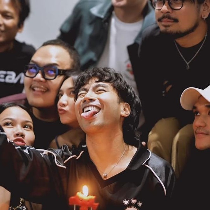 <p>Aktris Sheila Dara baru saja memberikan kejutan ulang tahun untuk sang suami, Vidi Aldiano, yang kini menginjak usia 34 tahun. Momen itu dibagikan langsung oleh Vidi melalui sebuah video yang diunggah di akun Instagram. (Foto: Instagram@vidialdiano)</p>