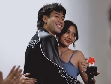 img-title Alasan Pernikahan Sheila Dara dan Vidi Aldiano Jarang Diterpa Isu Miring