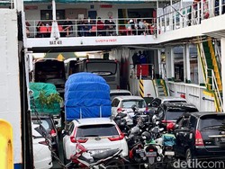 Antrean di Pelabuhan Ketapang Mengular, Pemudik Terjebak 2,5 Jam