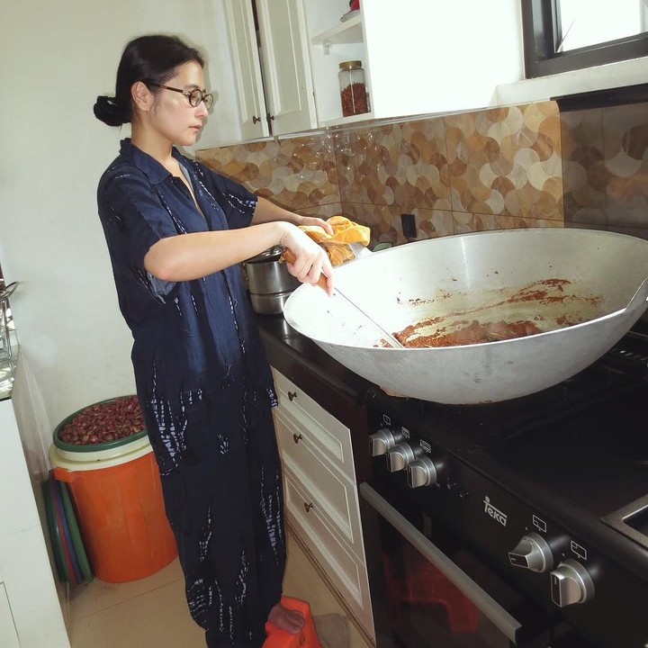<p>Melalui unggahan di Instagram, Prilly membagikan momen saat sedang memasak rendang di dapur. Perempuan 28 tahun ini terlihat mengaduk bumbu rendang di wajan besar sambil berdiri di kursi kecil. "Rutin tahunan. Terima kasih kursi oren," tulisnya di Instagram. (Foto: Instagram @prillylatuconsina96)</p>