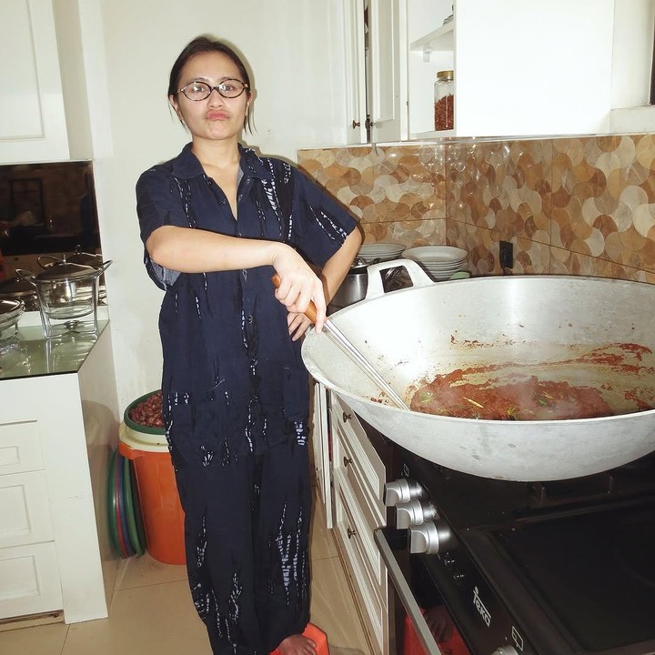 <p>Aktris Prilly Latuconsina juga punya rutinitas wajib jelang Lebaran, yakni memasak hidangan khas Idul Fitri. Tahun ini, Prilly kembali memasak rendang dalam porsi besar untuk keluarganya. (Foto: Instagram @prillylatuconsina96)</p>