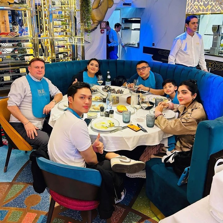 <p>Keluarga Ashanty dan keluarga Sarah terlihat menikmati waktu bersama selama di Lisbon. Ashanty secara khusus membagikan momen saat kedua keluarga tengah makan bersama di restoran mewah. (Foto: Instagram @ashanty_ash)</p>