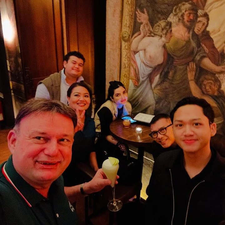 <p>Saat di Lisbon, keluarga Ashanty juga bertemu dengan keluarga Sarah Menzel yang merupakan kekasih Azriel. Keluarga Sarah sendiri diketahui ada yang menetap di Eropa, Bunda. (Foto: Instagram @ashanty_ash)</p>