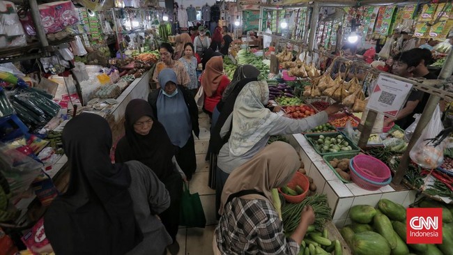 Warga berbelanja bahan makanan untuk menyambut Idul Fitri 1446 H pasar tradisional, Depok, Jawa Barat. Minggu, 30 Maret 2025. (CNN Indonesia/Adhi Wicaksono)