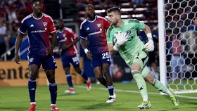 Maarten Paes Bikin 3 Save, FC Dallas Remontada Lawan Klub Messi