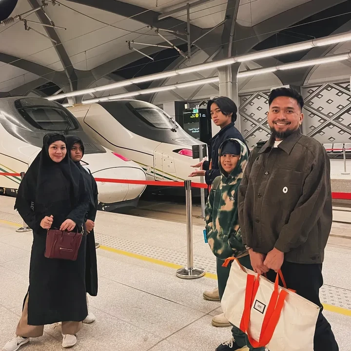 <p>Tak hanya membagikan momen-momen saat menjalankan ibadah di Tanah Suci, Imam Darto juga mengunggah aktivitasnya bersama keluarga di sela umrah. Salah satunya ketika ia dan keluarga menyusuri jalanan kota di Madinah. (Foto: Instagram @imamdarto)</p>