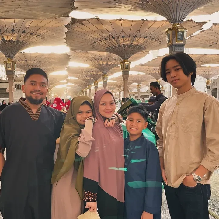 <p>Melalui unggahan di Instagram, Iman Darto membagikan momen haru saat melaksanakan ibadah puasa di Tanah Suci. Dalam satu foto, pria 42 tahun ini membagikan momen saat berada di Masjid Nabawi bersama istrinya Tika Hendarto dan ketiga anaknya, yaitu Zhafran Juno, Zafa Alano, dan Zahara Aletta. (Foto: Instagram @imamdarto)</p>
