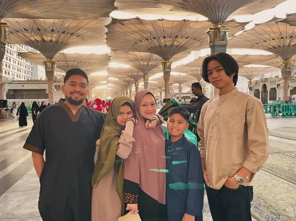 Momen Imam Darto Umrah di Penghujung Ramadhan, Intip 5 Potret Harunya Bareng Keluarga