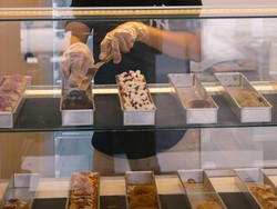 Tak Pernah Kerja Kantoran, Pria Ini Raup Ratusan Juta dari Kue buat Hampers