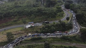 FOTO: Jalur Selatan Lingkar Gentong Padat, Kendaraan Mengular