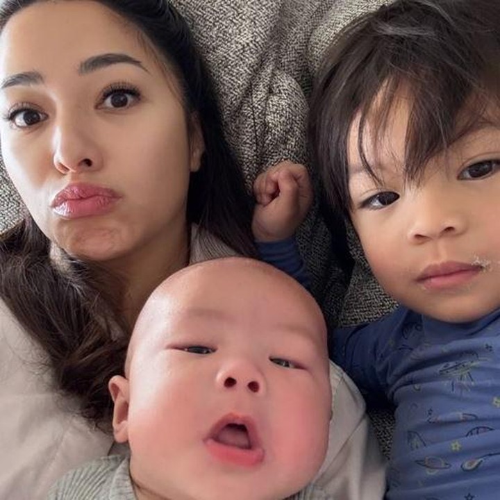 <p>Melalui salah satu unggahan di Instagram, Nikita curhat tentang rasanya mengurus dua anak tanpa bantuan pengasuh. Istri Indra Priawan ini sampai tak bisa mengungkapkan perasaannya ketika mengurus dua anak yang usianya masih batita. "Ternyata mengurus <em>baby</em> + <em>toodler</em> rasanya woowzaAA. Untuk para ibu yan juga mengurus anak tanpa <em>babysitter</em> tapi juga harus melakukan pekerjaan rumah..kalian luar biasa," tulisnya. (Foto: Instagram @nikitawillyofficial94)</p>